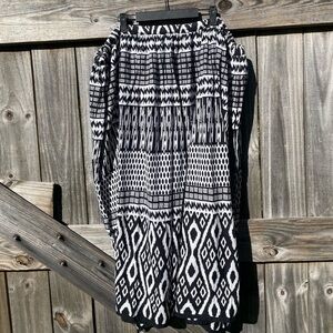 Just Class 100% cotton Black and White Geometric Patterned Skirt Size 2x